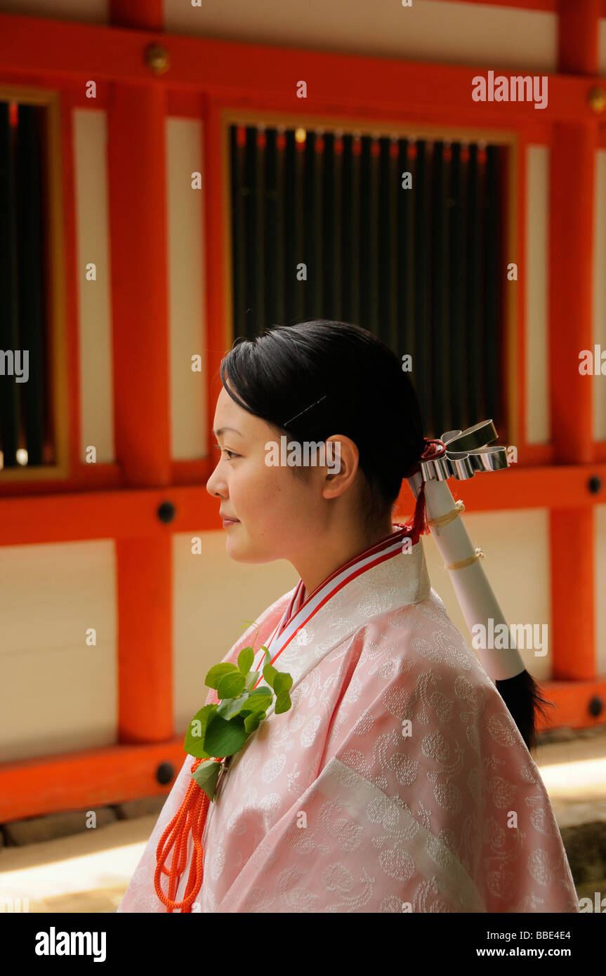 Miko, Shintō-Schrein Mädchen trägt eine weißen Kimono-Bluse und Aoi Pflanze, Shimogamo Schrein, Kyoto, Japan, Asien Stockfoto