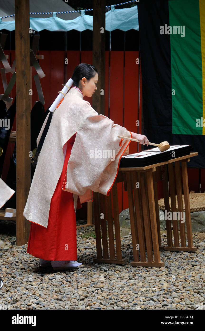 Shrine Maiden Aufteilung der heiligen Willen, Reiswein, die jeder Teilnehmer der Prozession von der Shimogamo Schrein, der Mik Stockfoto