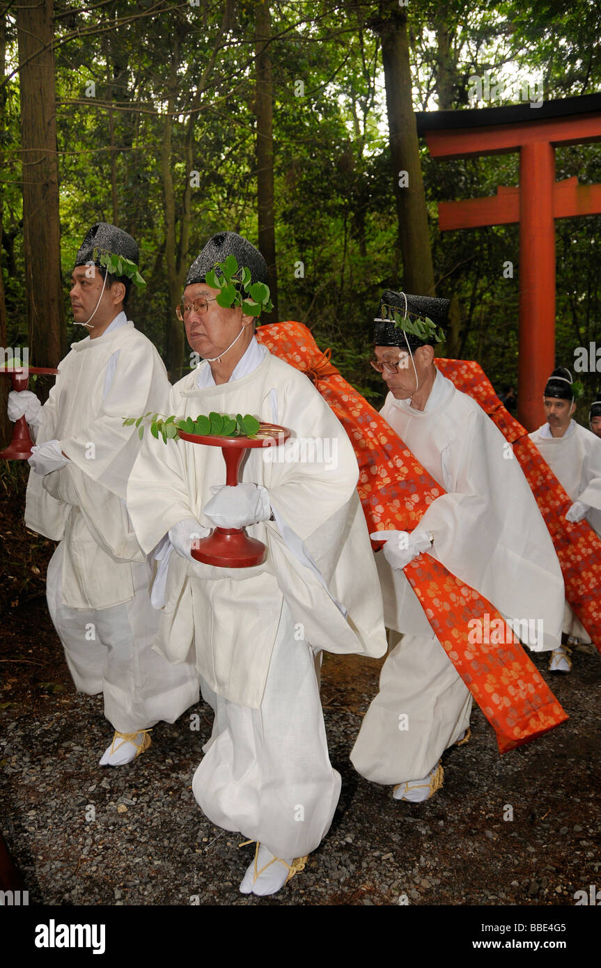 Prozession von der Shimogamo-Schrein durch den Wald zum Mikage Schrein am Mt. Mikage, westlich von dem Hie Berg, Kyoto, Ja Stockfoto