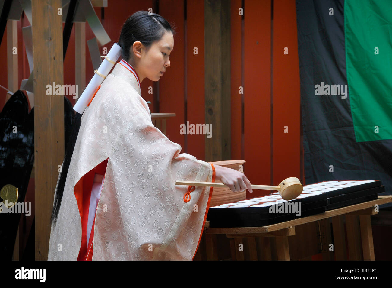 Shrine maiden austeilen heiligen Willen, Reiswein, für die Teilnehmer der Prozession von der Shimogamo-Schrein, die Mikage Stockfoto