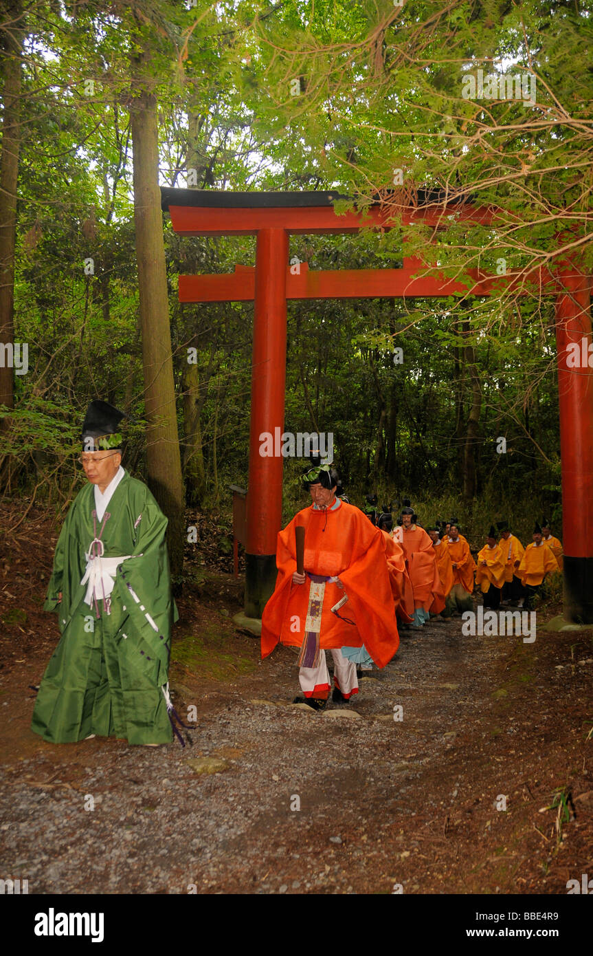 Shintō-Priester an der Prozession von der Shimogamo-Schrein durch den Wald zum Mikage Schrein am Mt. Mikage, westlich von Hi Stockfoto