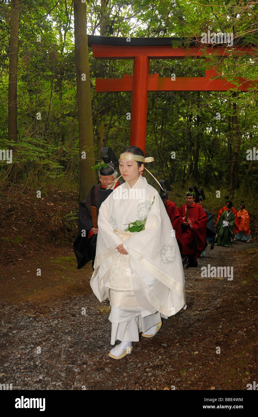 Miko, Shrine Maiden an der Prozession von der Shimogamo Schrein durch den Wald zum Mikage Schrein am Mt. Mikage, westlich von Stockfoto