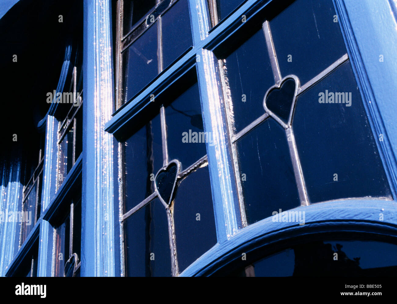 blaue Tür mit Fenster Stockfoto