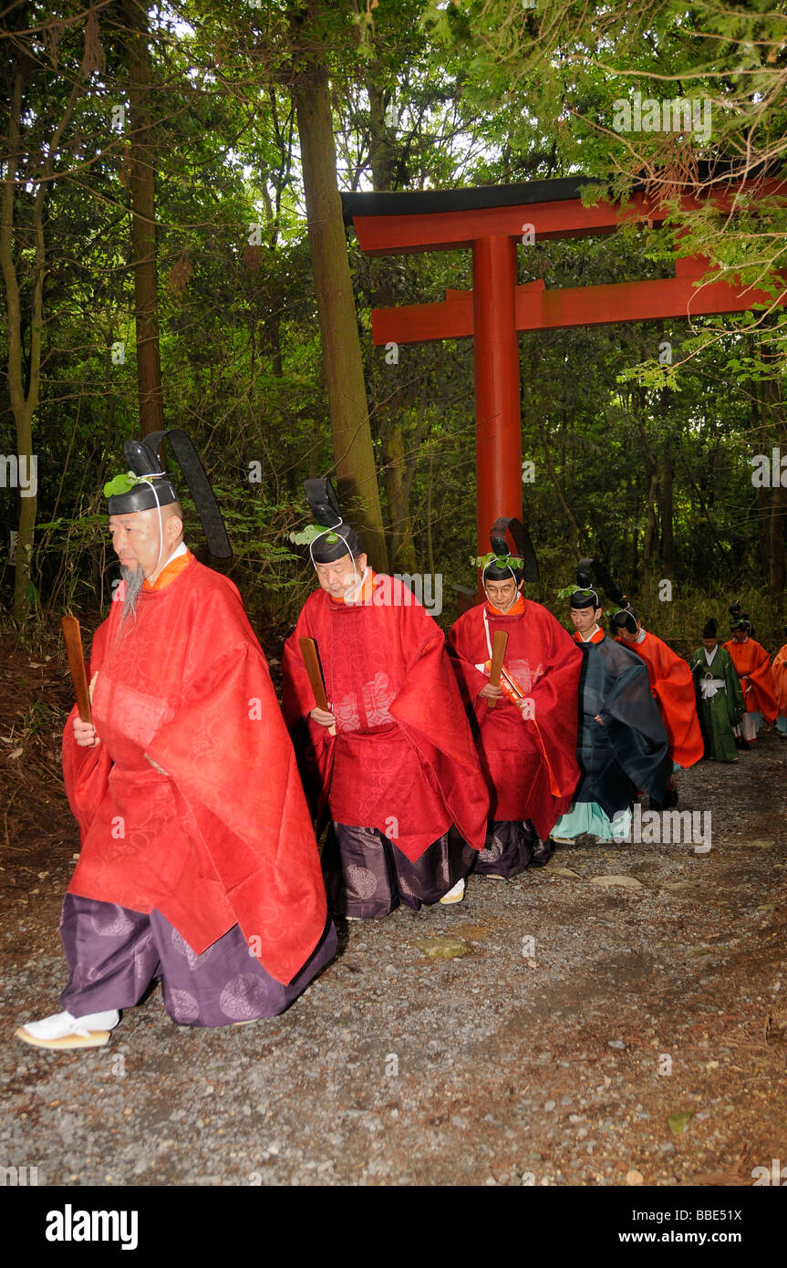 Shintō-Priester an der Prozession von der Shimogamo-Schrein durch den Wald zum Mikage Schrein am Mt. Mikage, westlich von Hi Stockfoto