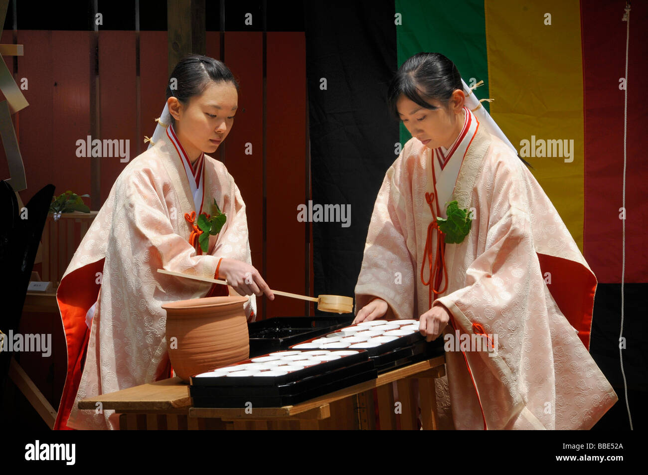 Schrein der heiligen Willen austeilen Jungfrauen, Reiswein, für die Teilnehmer der Prozession von der Shimogamo-Schrein, die Mikage Stockfoto