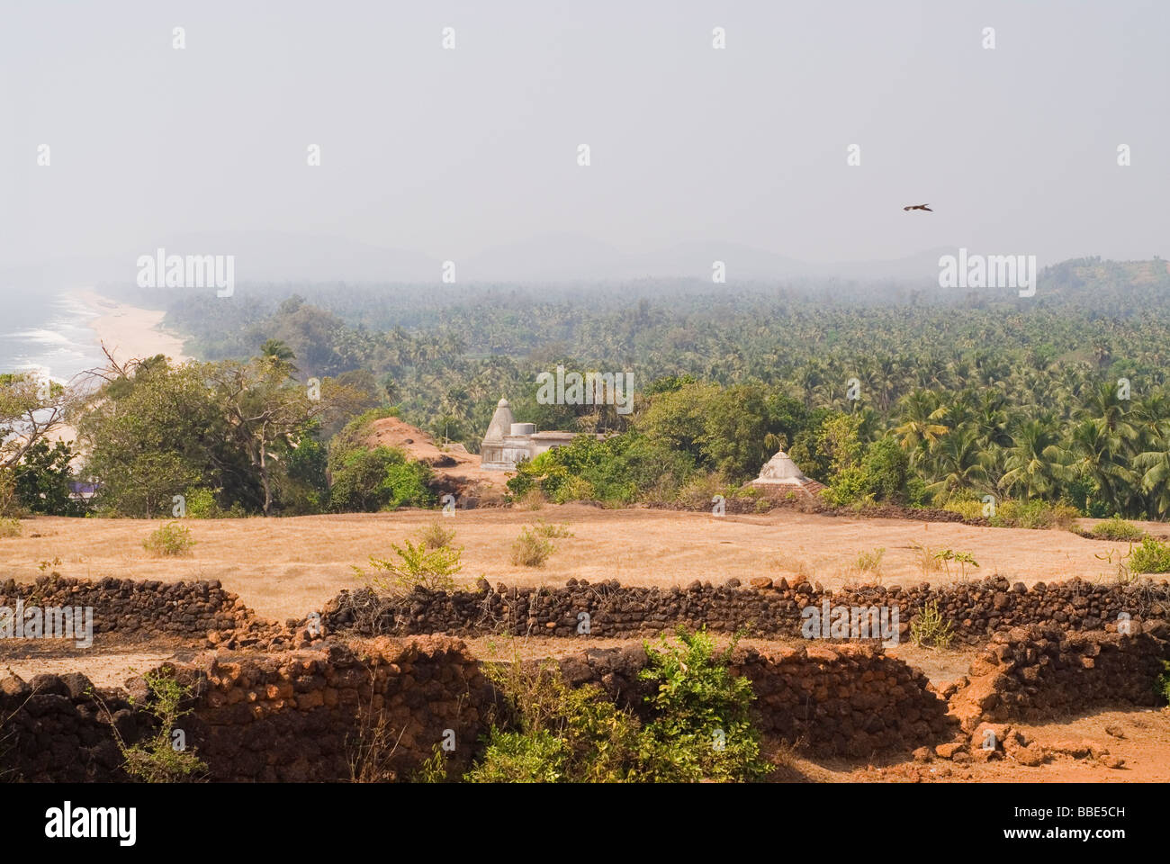 Heilige Stadt Gokarna, Blick vom Berg. Tempel in der Mitte. Dschungel im Hintergrund. Süd-Indien. Adler fliegen. Stockfoto