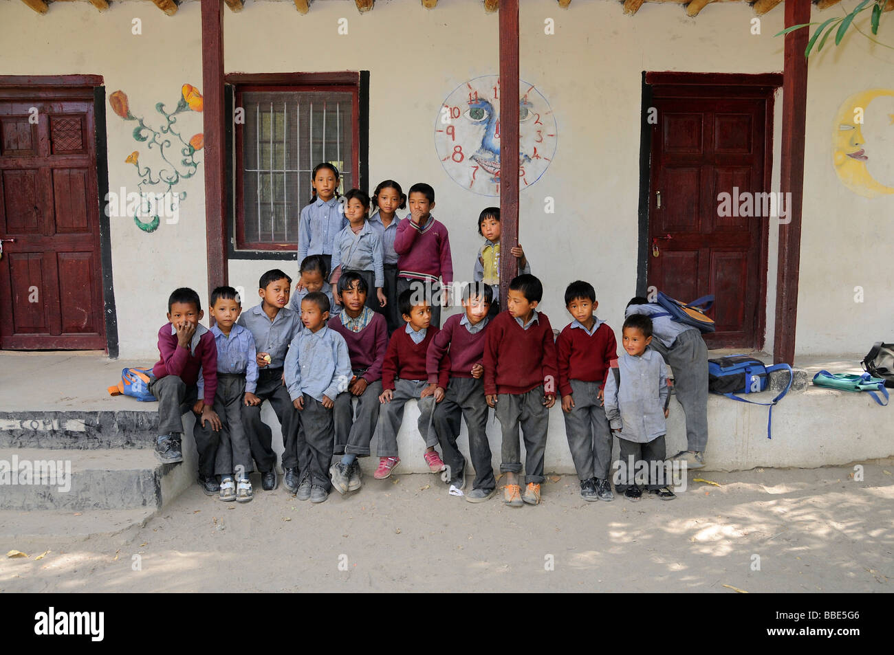 Grundschulkinder vor ihrer Dorfschule Leh, Ladakh, Nord-Indien, Himalaya Stockfoto