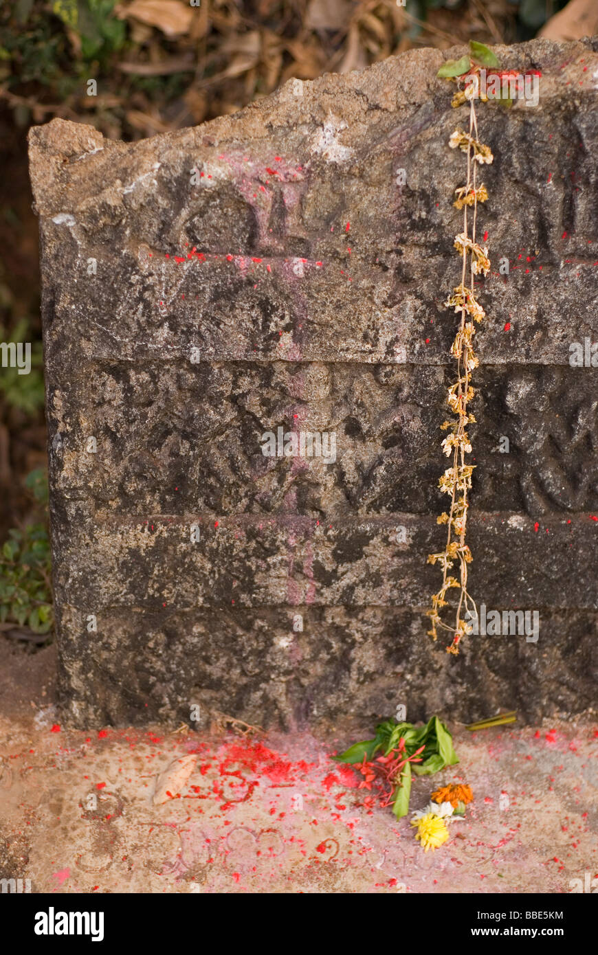 Antike Steinmetzarbeiten an einer hinduistischen heiligen Stätte in Gokarna. Süd-Indien. Stockfoto