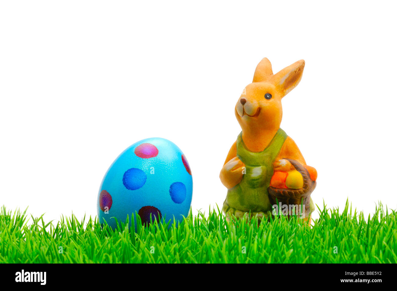 Porzellan-Osterhase und Osterei, symbolisches Bild für Ostern Stockfoto