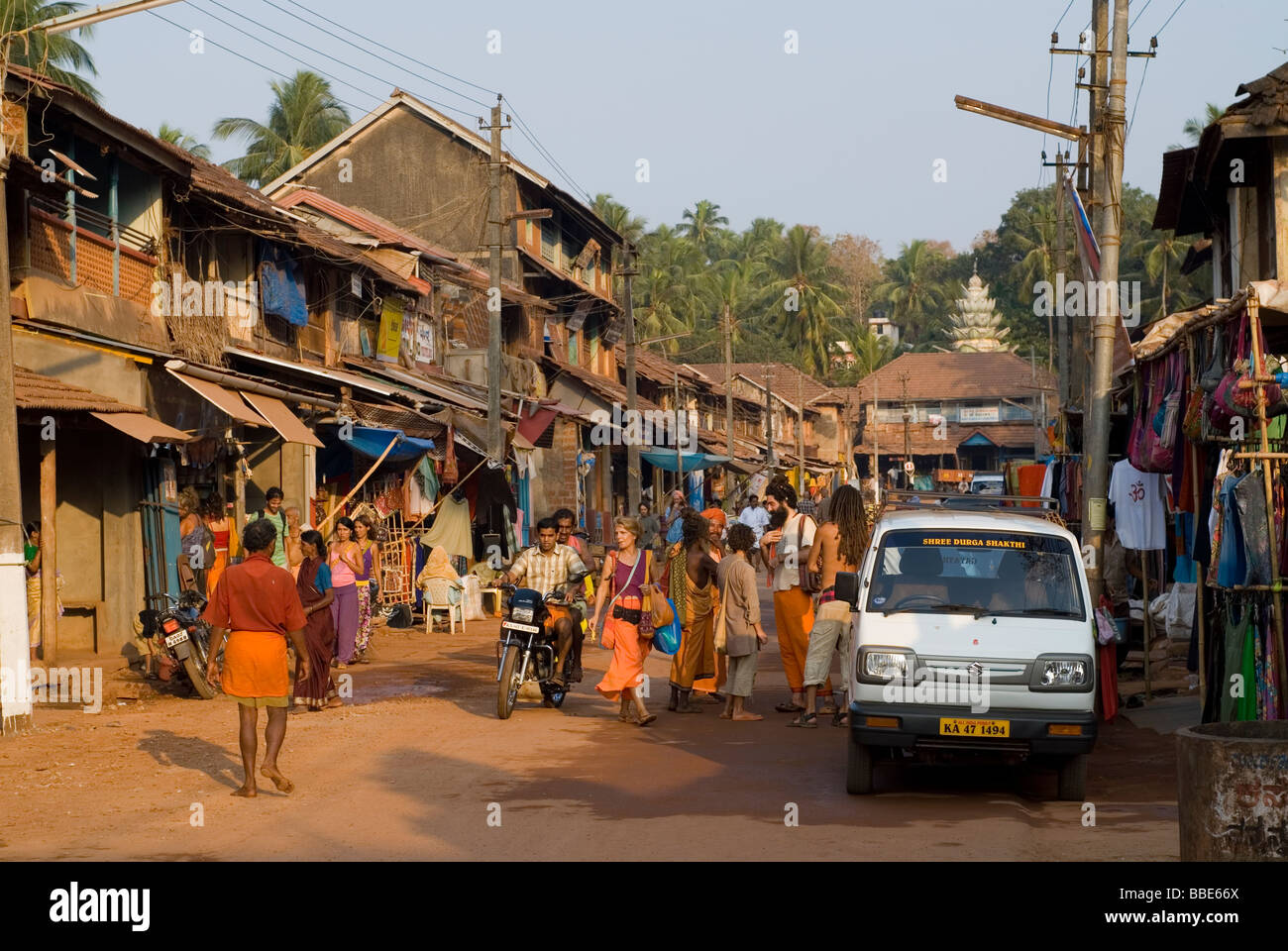Gokarna - Heilige Stadt begünstigt durch hinduistische Pilger (und Massen von Touristen). Hauptstraße (Basar) während der Vorbereitung für Shiva Ratri Stockfoto