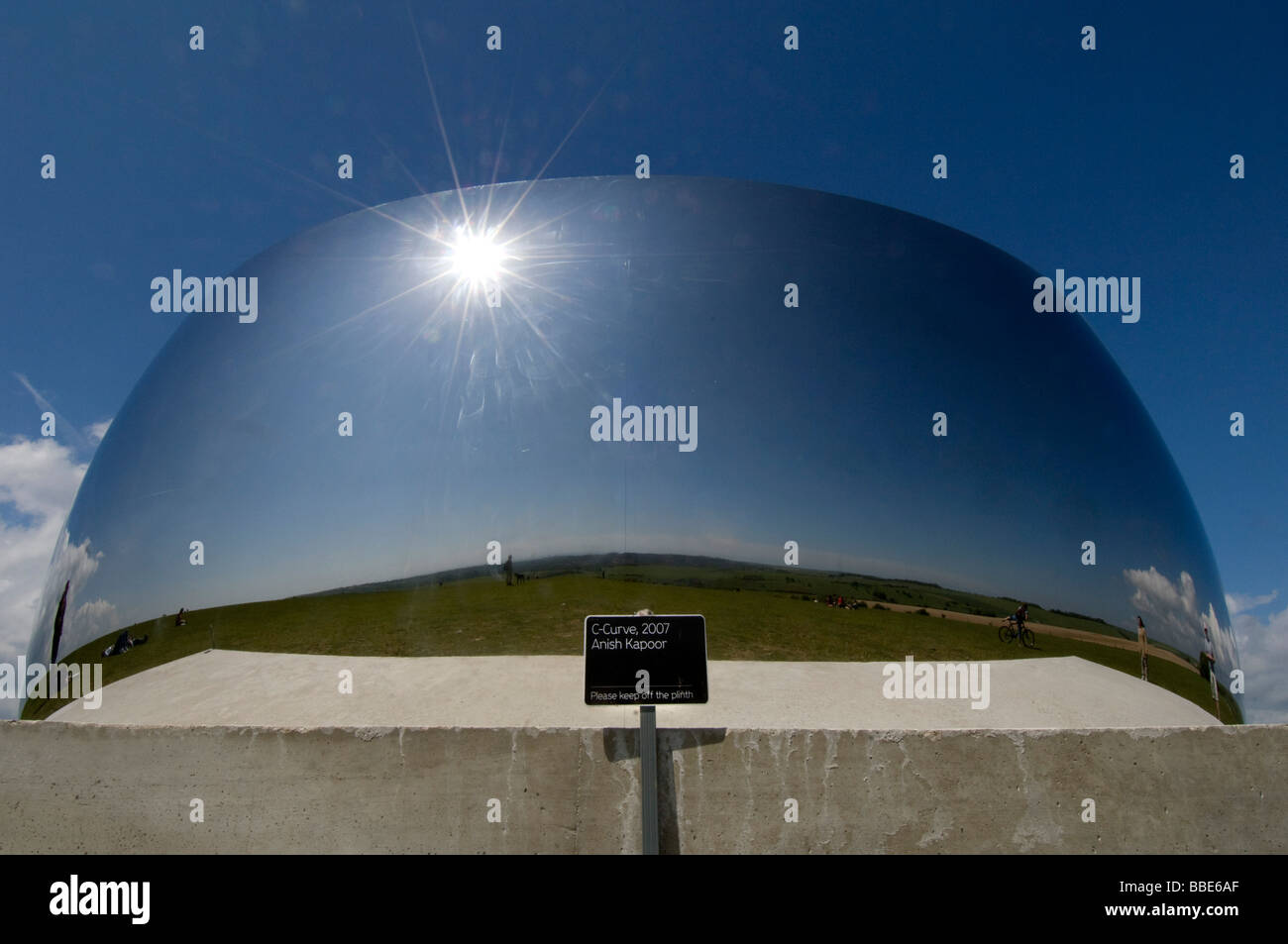 Die konvexe Ansicht der Skulptur C-Kurve vom Bildhauer Anish Kapoor auf der South Downs in der Nähe von Clayton für das Brighton Festival 2009 Stockfoto