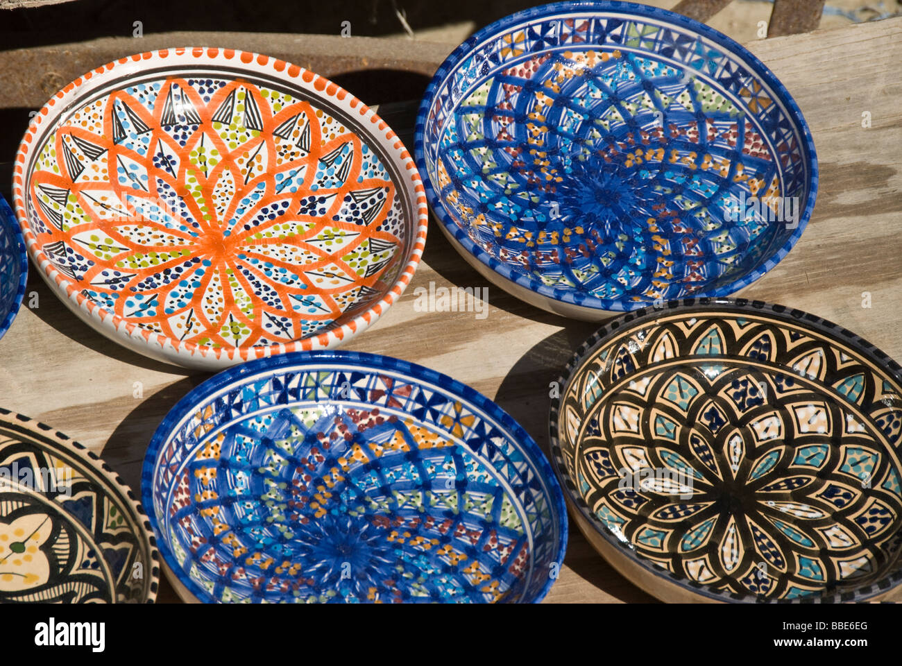 Traditionelle Teller als Souvenir in Tunesien Stockfoto