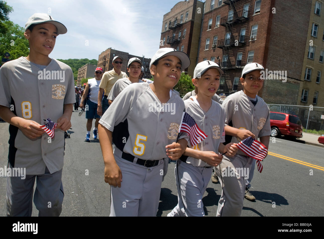 Hispanic kleinen Leaguers März an der ältesten laufenden Memorial Day Parade in New York im Stadtteil Manhattan Inwood Stockfoto
