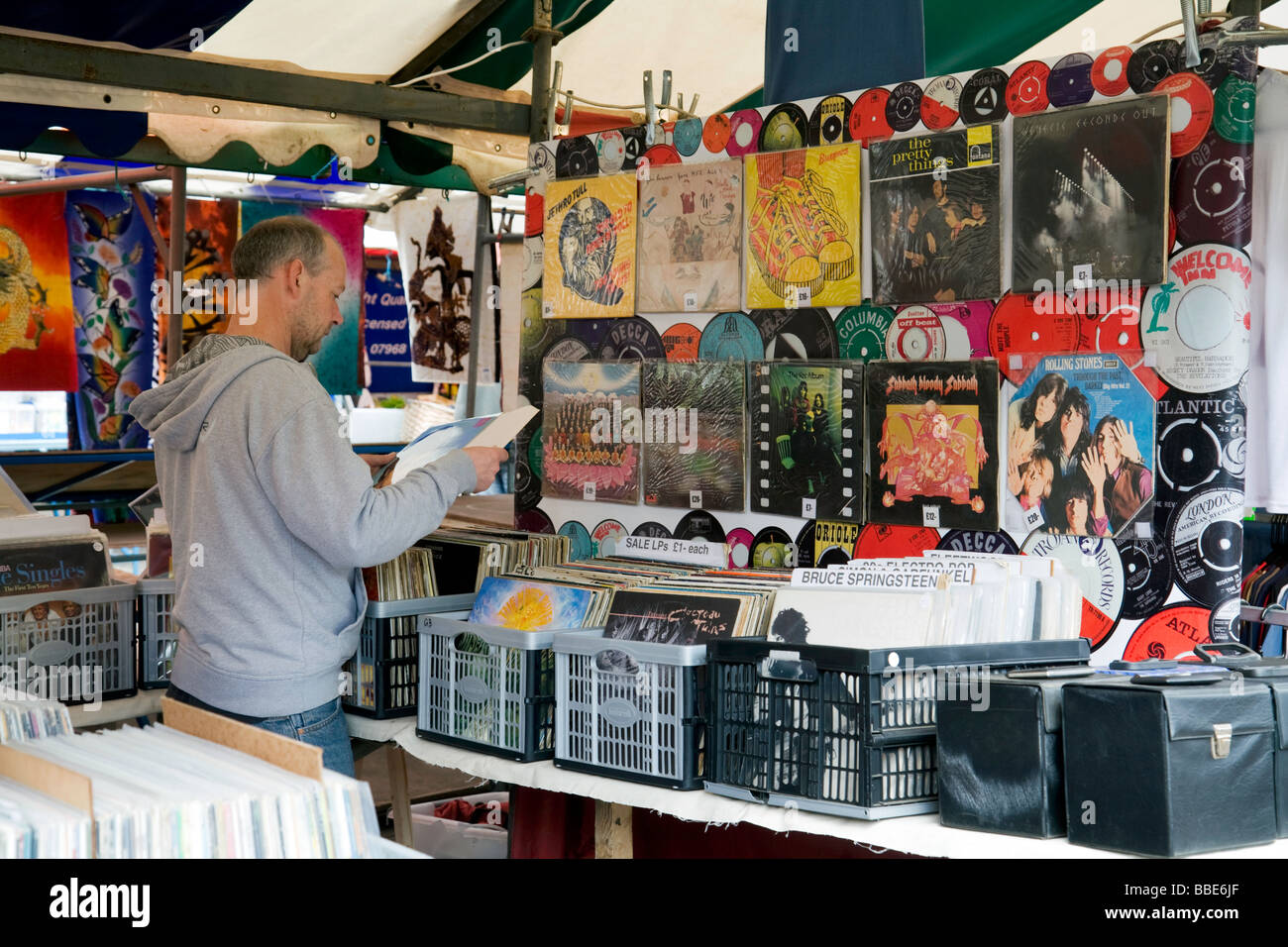 Vinyl Records; ein Mann im mittleren Alter Einkaufen für eine Vinyl LP, Cambridge, Cambridge, Großbritannien Stockfoto