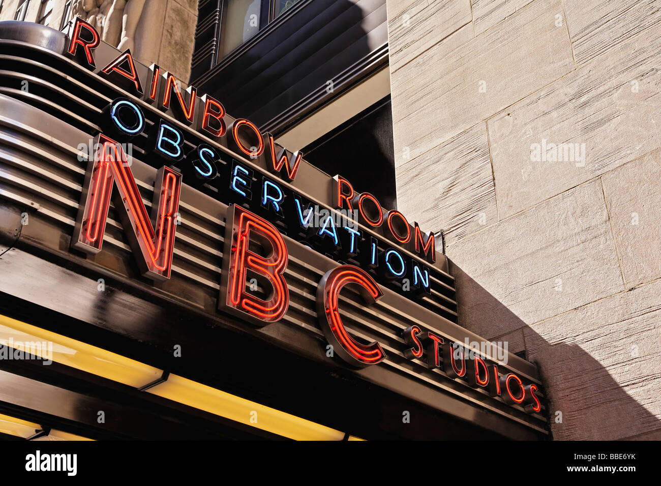 Die NBC Studios Rainbow Room Leuchtreklame ist eine bekannte Sehenswürdigkeit in New York City befindet sich am Rockefeller Center Stockfoto