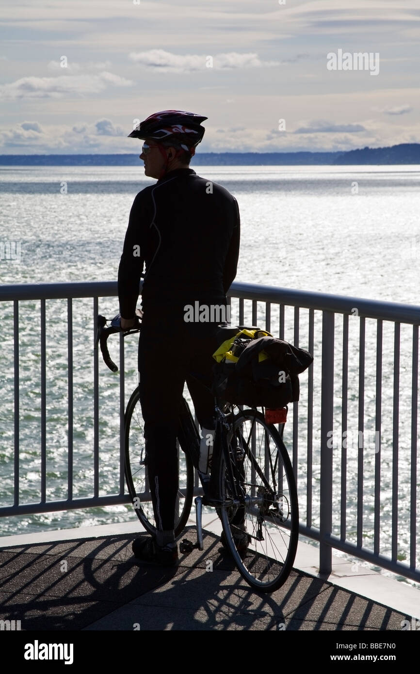 Radfahrer auf Bell Street Pier; Seattle, Washington State, USA Stockfoto