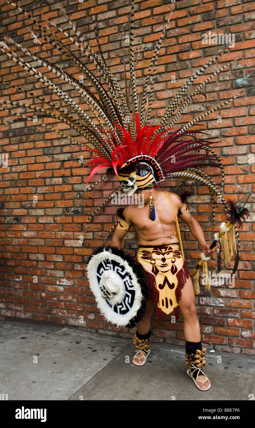 Aztekische Tänzer bei der Maifeiertag Parade 1. Mai 2009 Los Angeles California Vereinigten Staaten von Amerika Stockfoto