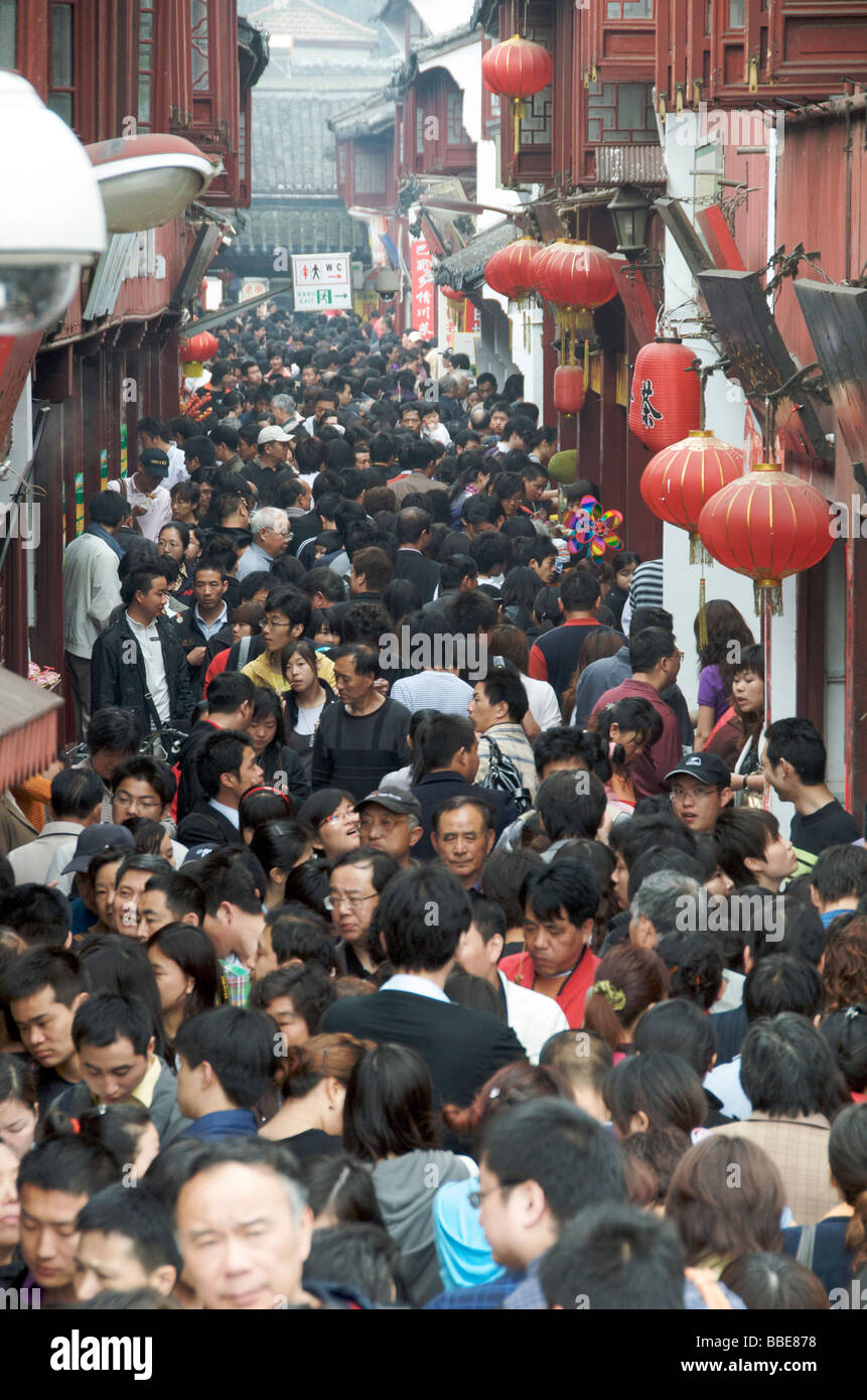 Einen überfüllten engen Straße Qibao Shanghai China Stockfoto