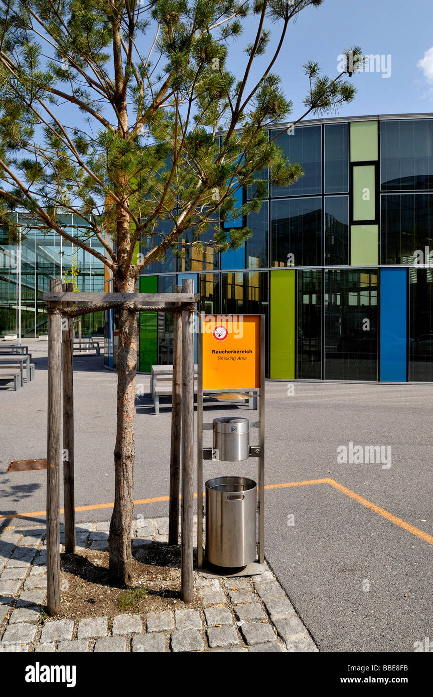 Definiert Raucherbereich mit Abfallbehälter, München, Bayern, Deutschland, Europa Stockfoto