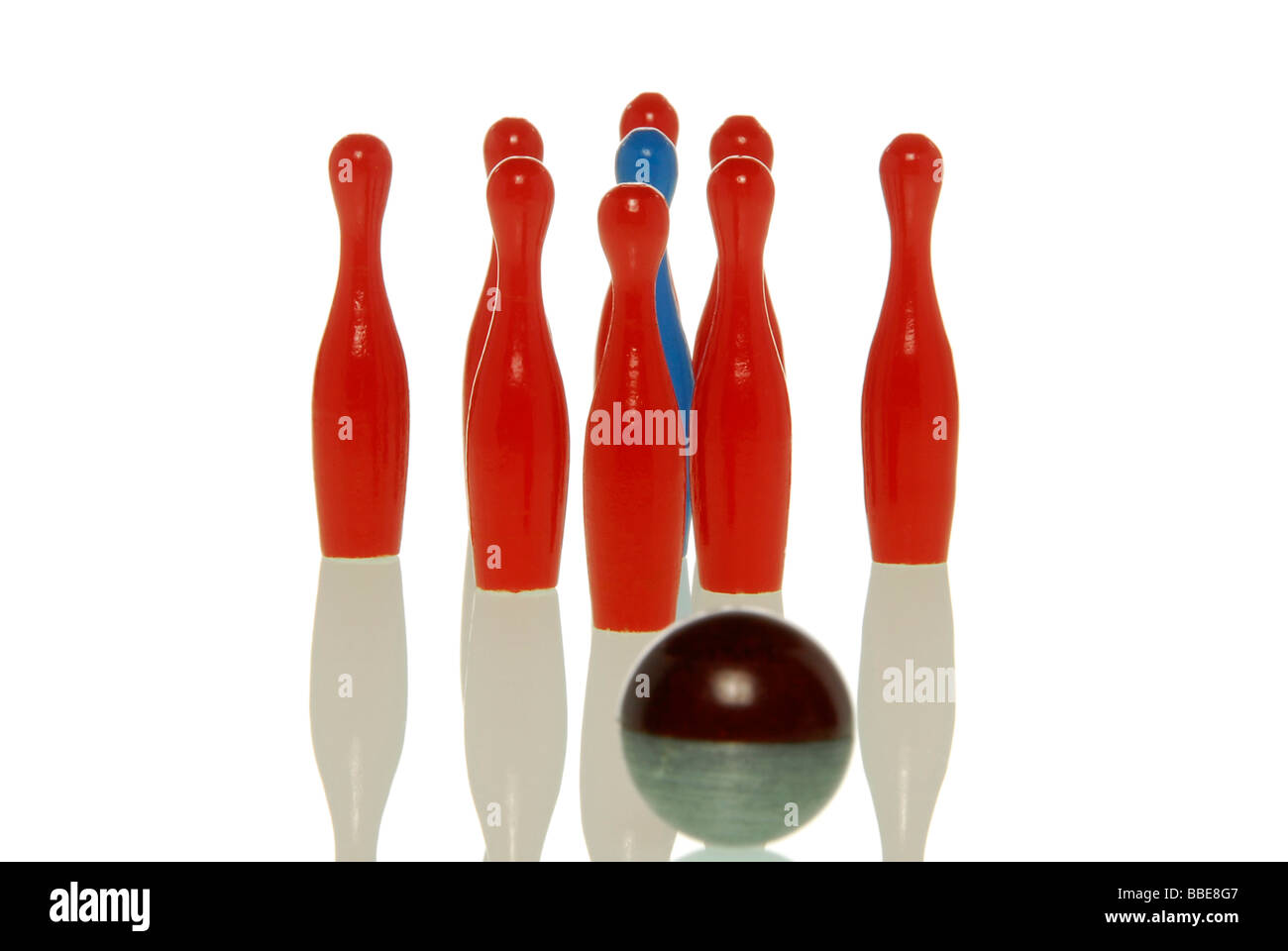 Bowlingpins mit Kugel, rote Stifte Schutz der blauen Pin, symbolisches Bild für "Schutz in der Gruppe" Stockfoto