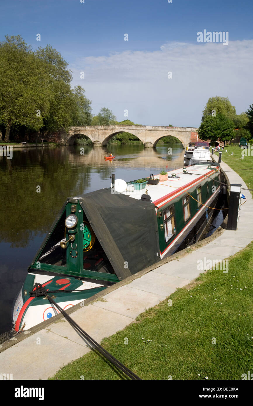 Eine schmale Boote vertäut auf der Themse am Shillingford, Oxfordshire, Vereinigtes Königreich Stockfoto