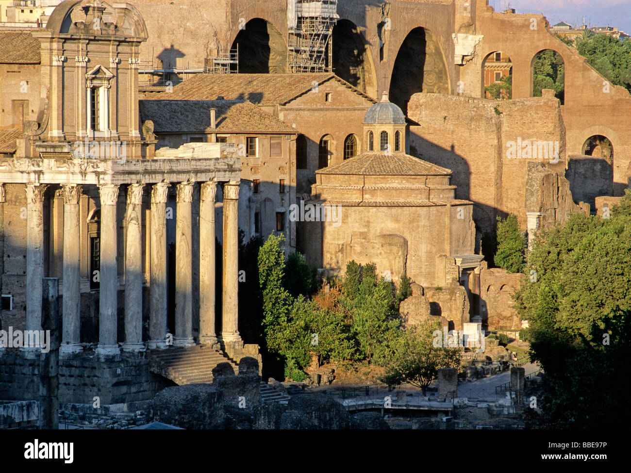 Tempel des Antoninus und Faustina mit Kirche von San Lorenzo in Miranda, Tempel Divus Romulus, Basilika des Maxentius und Constan Stockfoto