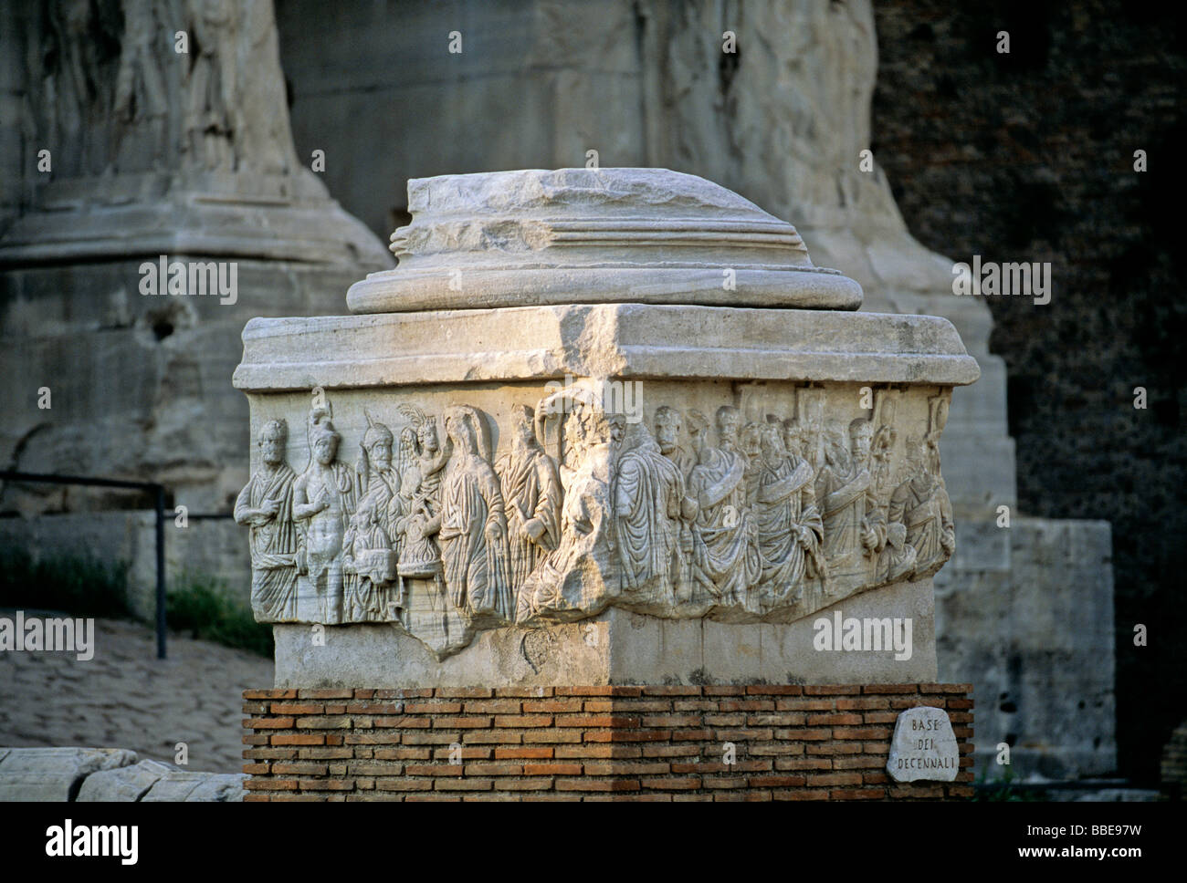 Relief auf eine Spalte Base, Base dei Decennali, Roman Forum, Rom, Latium, Italien, Europa Stockfoto