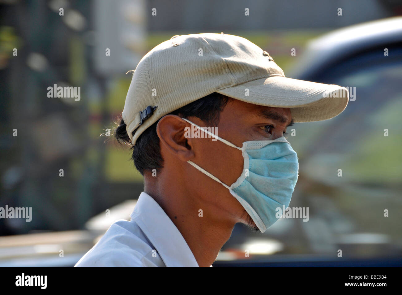 Khmer Mann trägt eine Atmung Schutz-Maske, Phnom Penh, Kambodscha, Asien Stockfoto