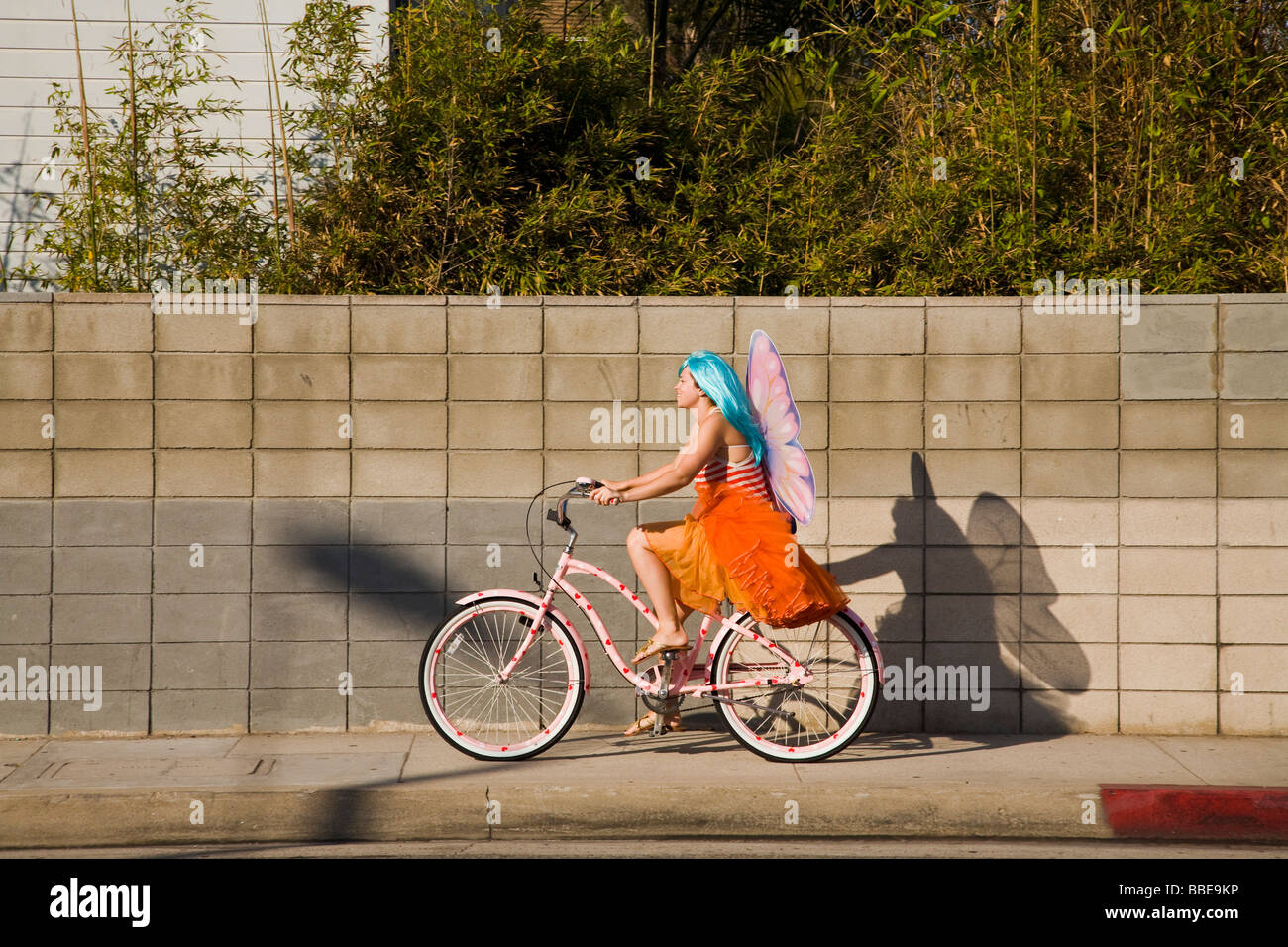 Radfahrer in einem Kostüm mit Engel Flügel Venice Beach Los Angeles County California Vereinigten Staaten von Amerika Stockfoto