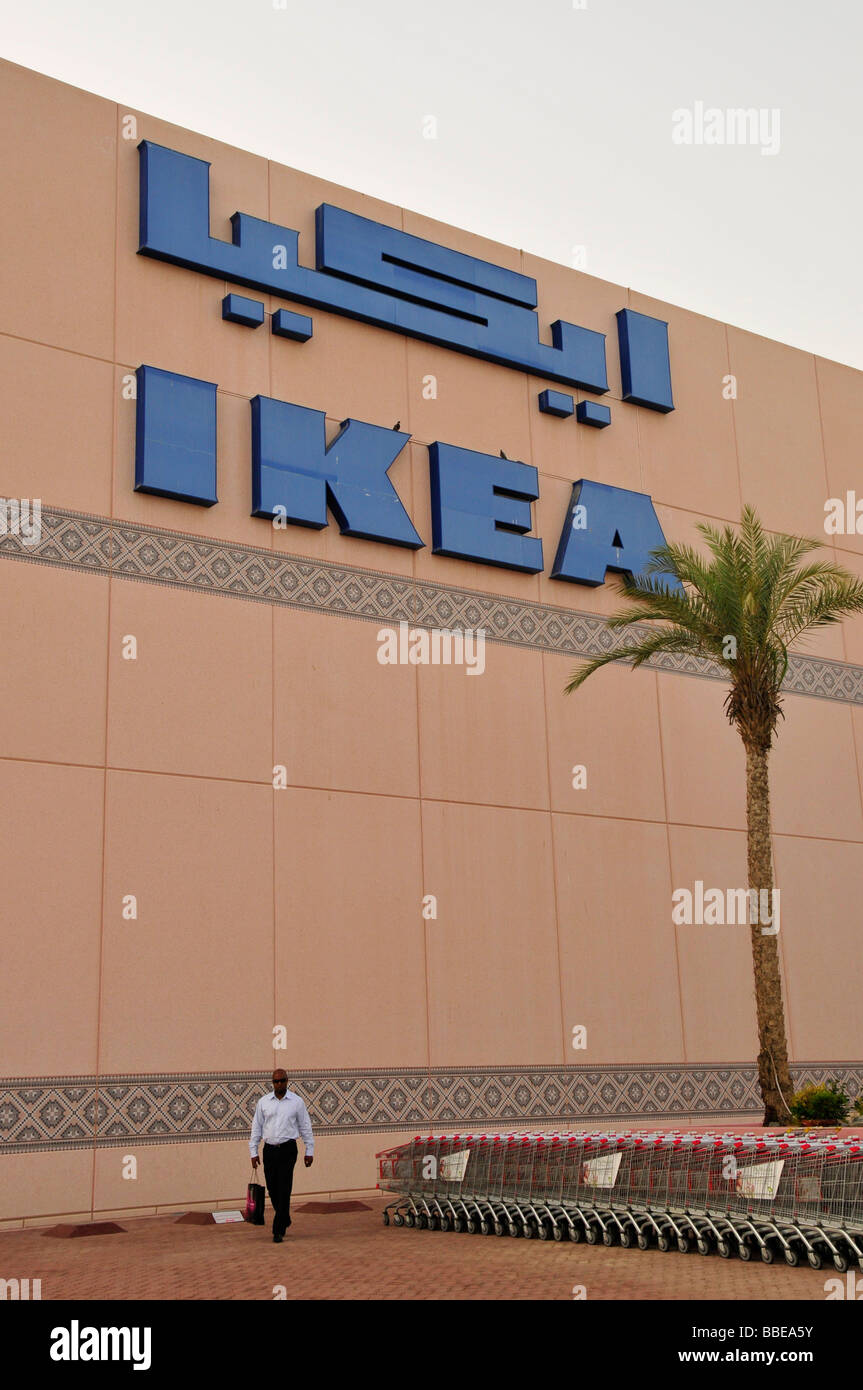Kunden verlassen das Ikea Einrichtungshaus in Abu Dhabi Wellenbrecher Bezirk, Orient, Naher Osten, Arabien, Vereinigte Arabische Emirate Stockfoto