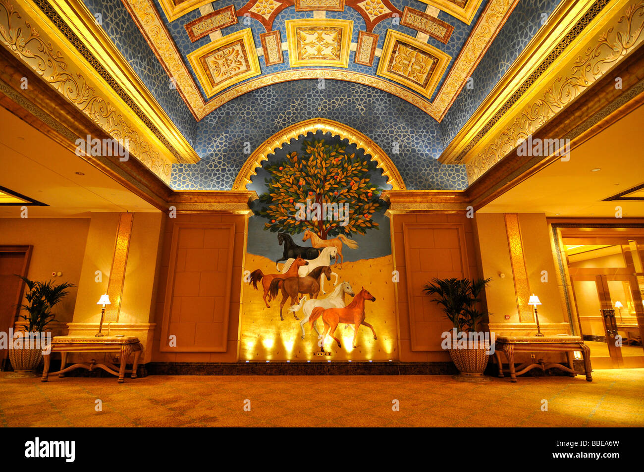 Blue Room des Emirates Palace Hotel mit einem Gemälde der sieben Pferde, die Vereinigten Arabischen Emirate, Abu Dhabi vertreten Stockfoto