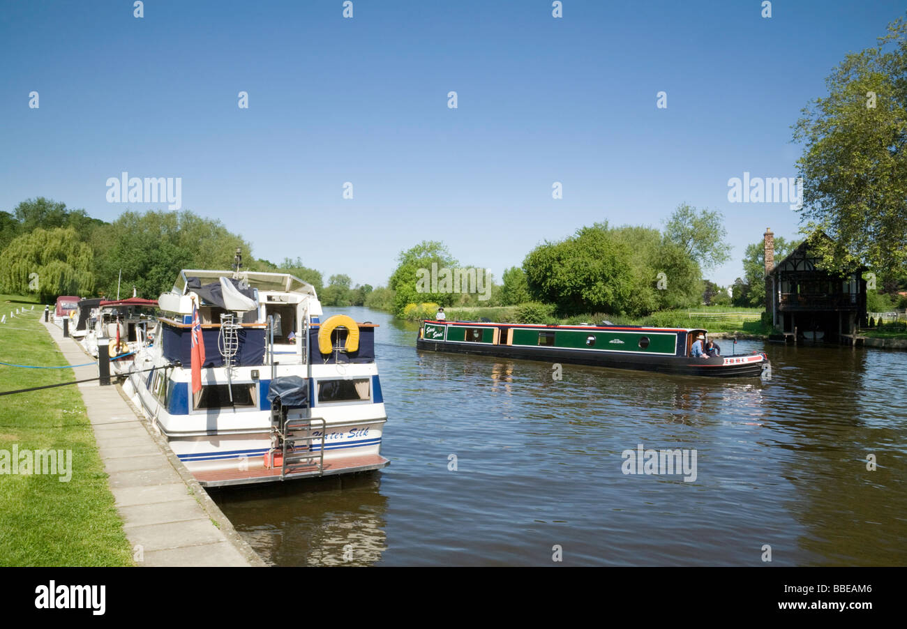 Eine schmale Boot übergibt Boote auf dem Fluss Themse bei Shillingford, Oxfordshire, Vereinigtes Königreich Stockfoto