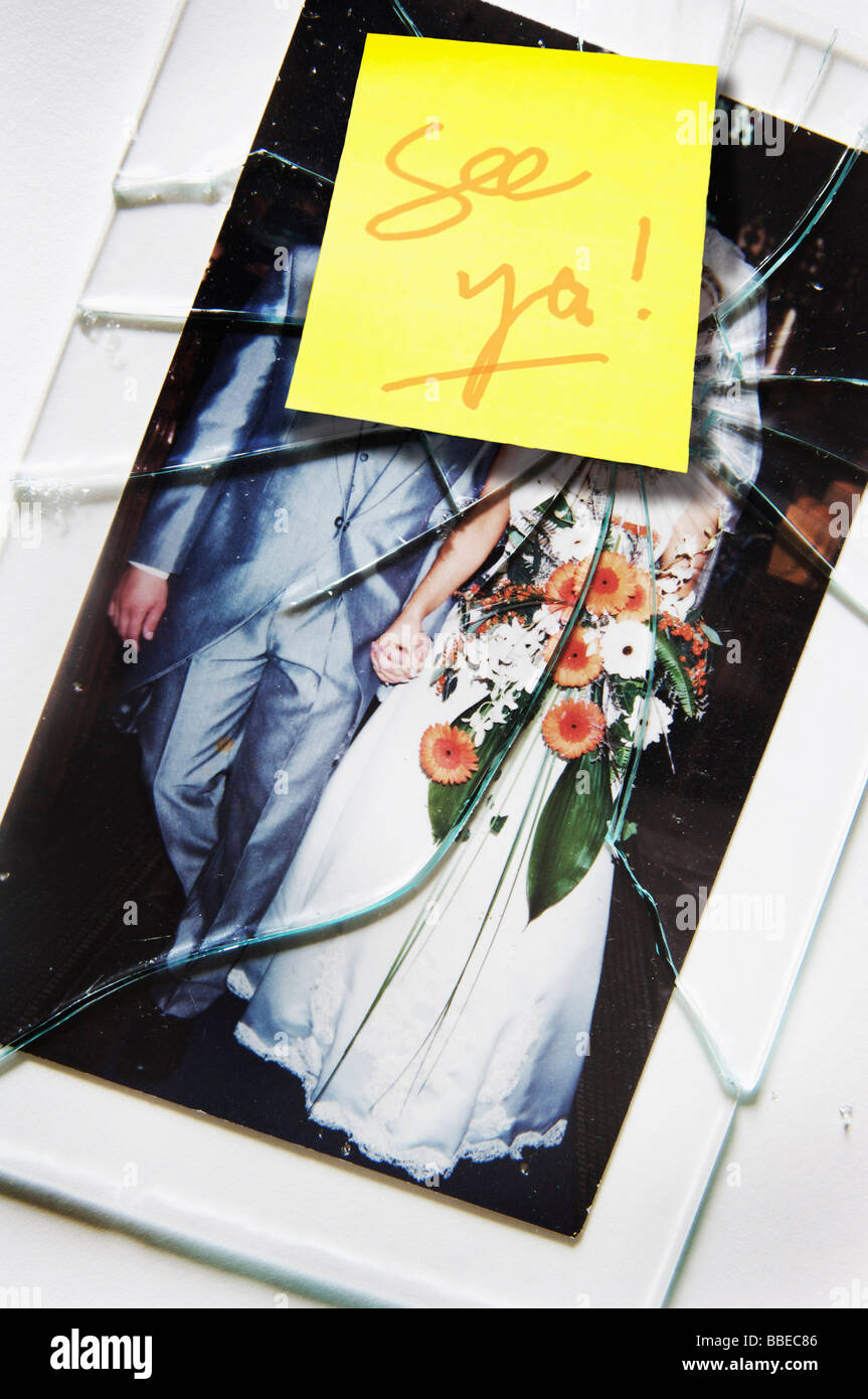 Zertrümmerte Hochzeitsfoto mit wir sehn uns auf einem Zettel geschrieben Stockfoto