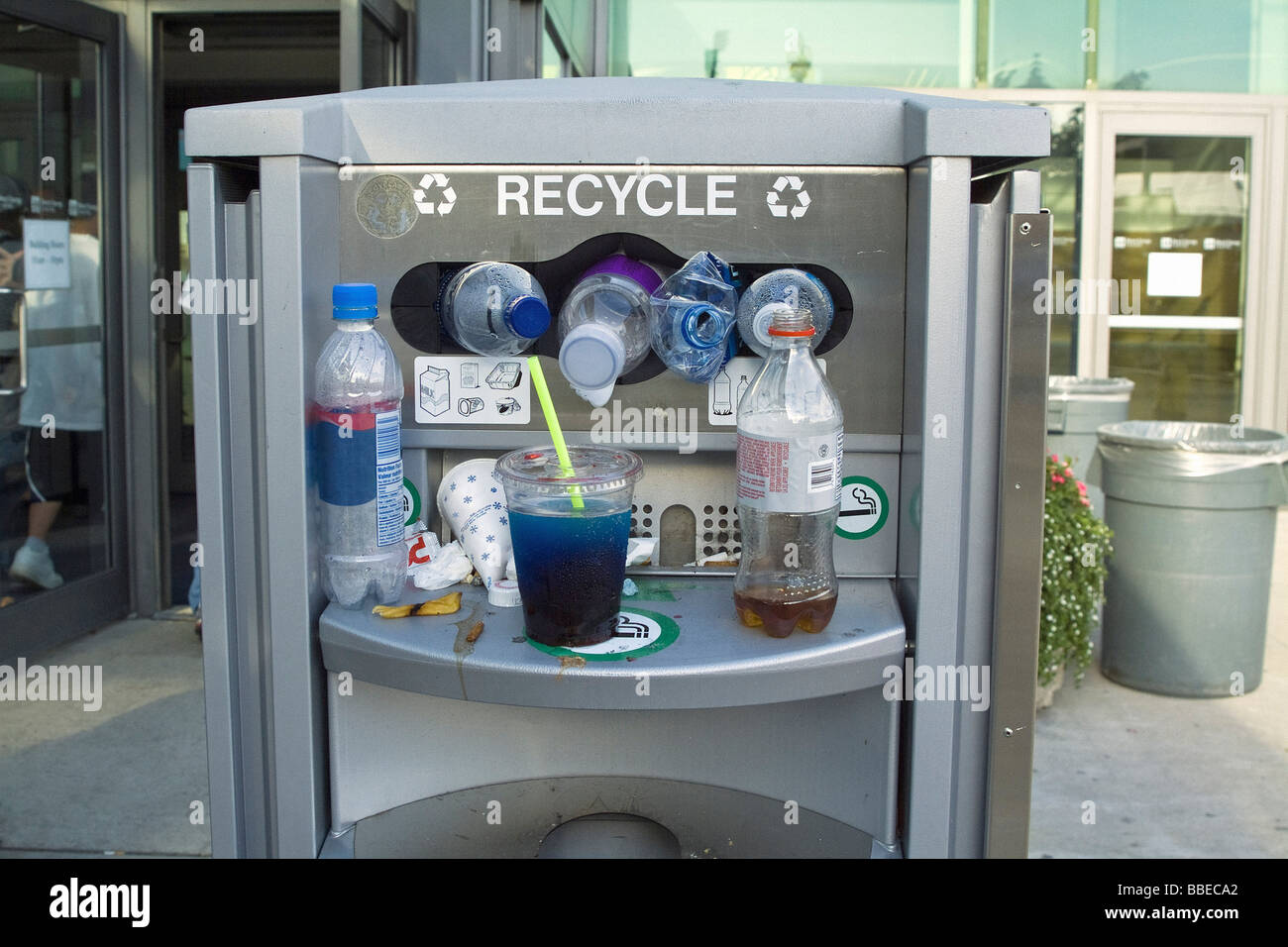 Überfüllt, Recycling-Behälter Stockfoto