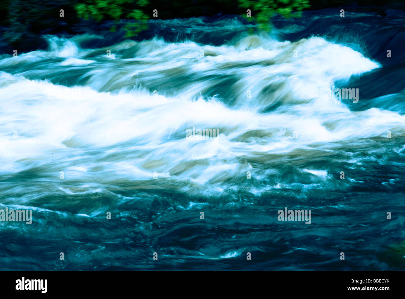 Fließendes Wasser in einem schnell bewegten Fluss Stockfoto