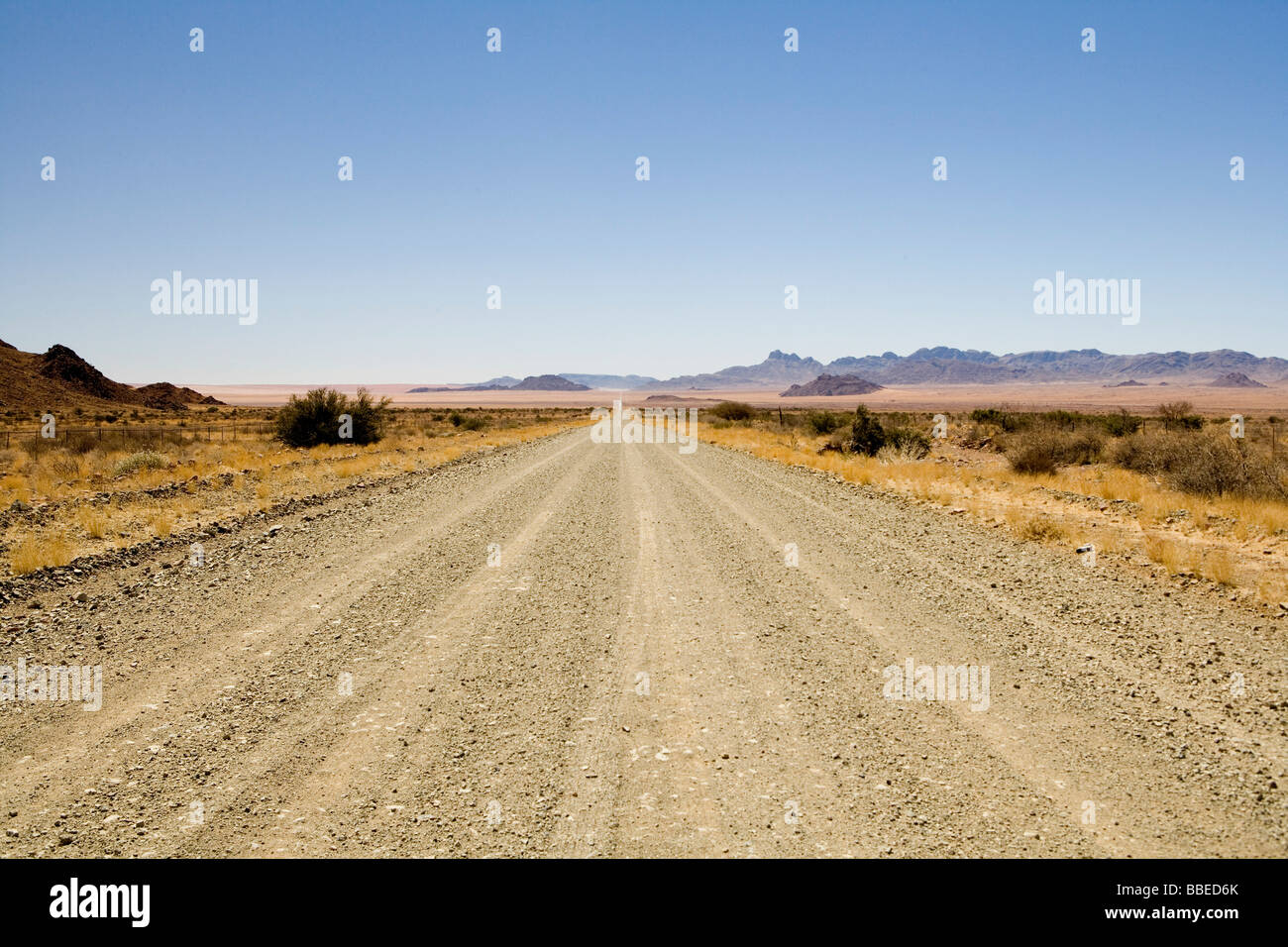 Schotterstraße durch Wüste, Namibia Stockfoto