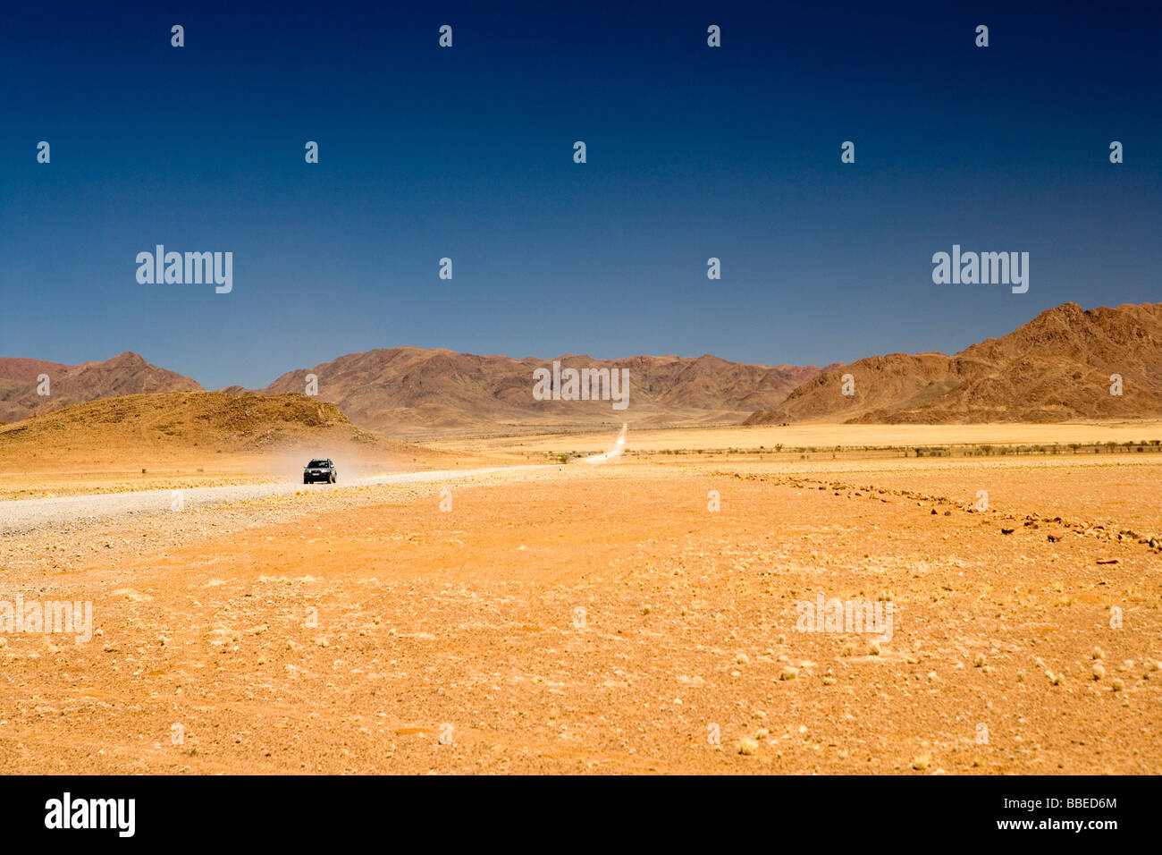 Auto auf Desert Road, Namibia Stockfoto