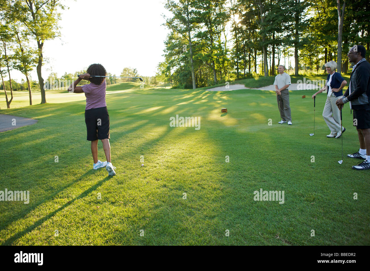 Freunde spielen Golf, Burlington, Ontario, Kanada Stockfoto