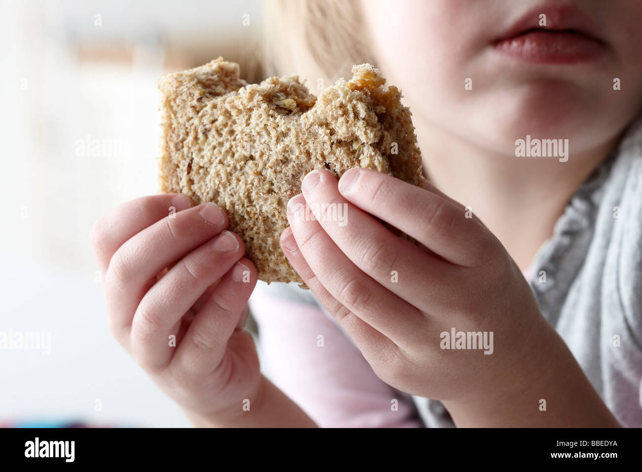 Mädchen essen Peanut Butter Sandwich Stockfoto