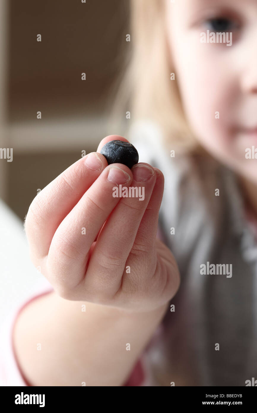 Kleine Mädchen Holding Blueberry Stockfoto