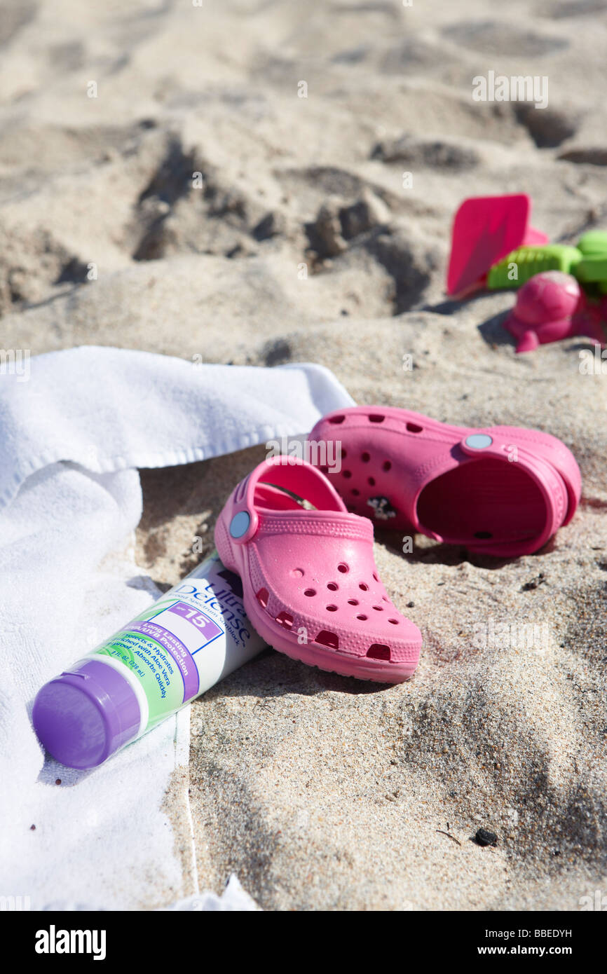 Schuhe, Sonnencreme und Handtuch am Beach, Fort Lauderdale, Florida, USA Stockfoto