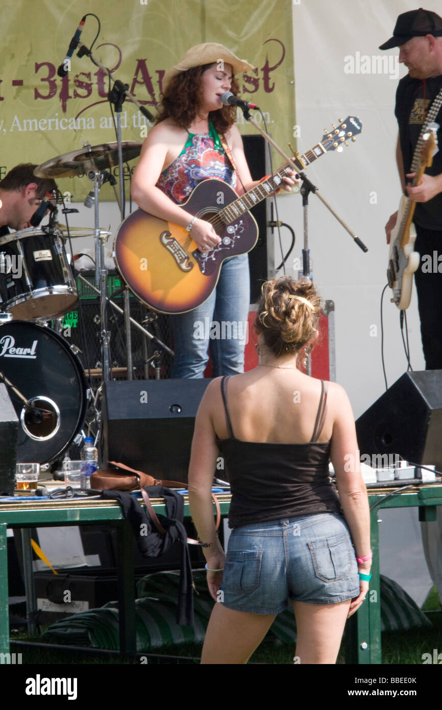 Eine Frau in kurzen Hosen Uhren Redlands Palomino Unternehmen auf dem Maverick Country-Musik-festival Stockfoto