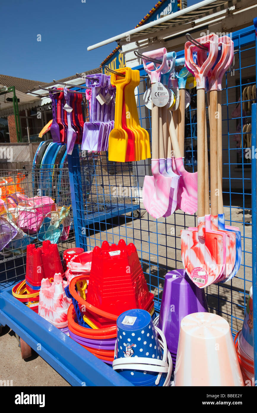 UK England Norfolk Hembsby Beach Road Market stall verkaufen preiswerte Kunststoff-Eimer und Spaten Spielzeug für den Strand Stockfoto