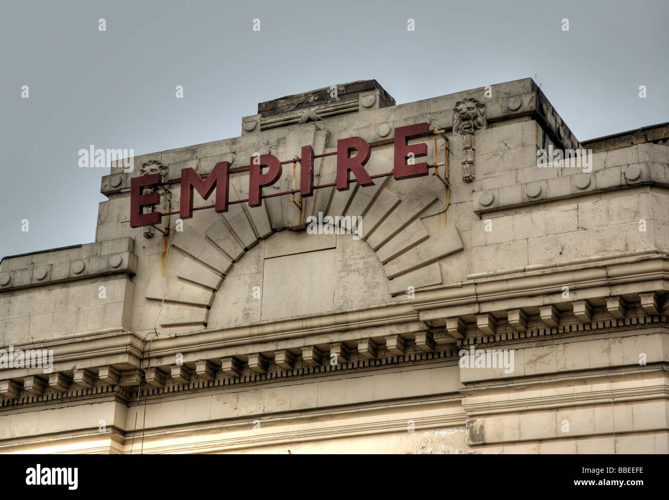 Empire-Schriftzug auf einem alten Kino Gebäude in Huddersfield Stockfoto