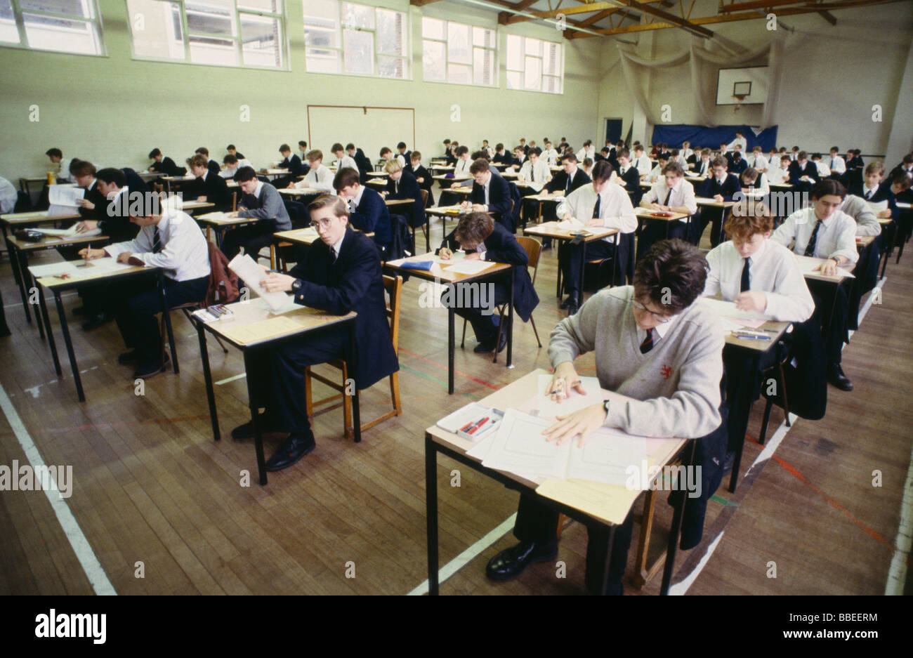 England Bildung Secondary School Prüfungen Jungs sitzen oder unter GCSE O Level Prüfungen. Stockfoto