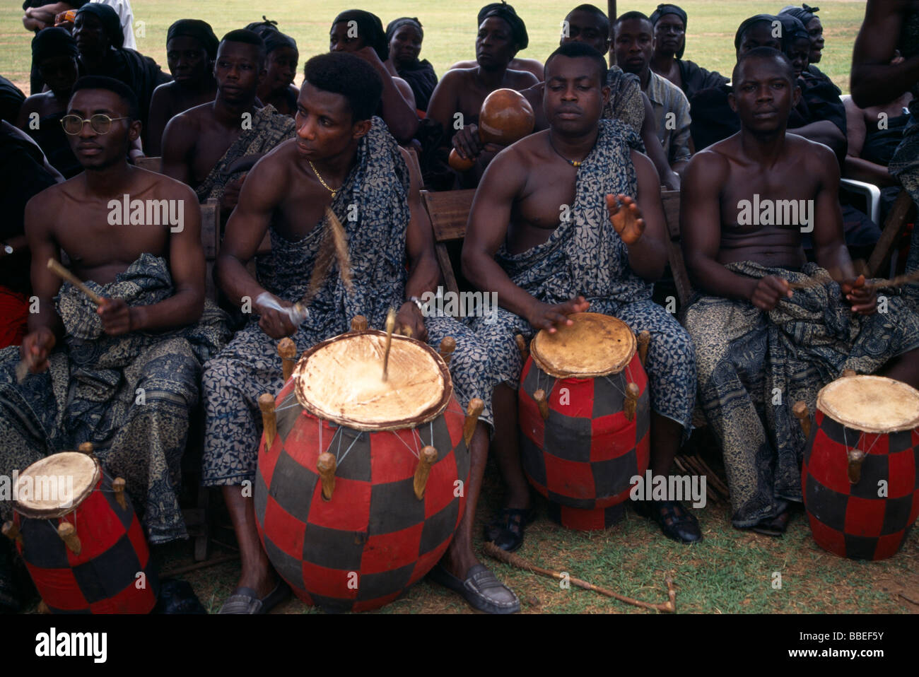 GHANA Westafrika Kumasi Trommler spielen bei Beerdigung von Frau eines Häuptlings Stockfoto