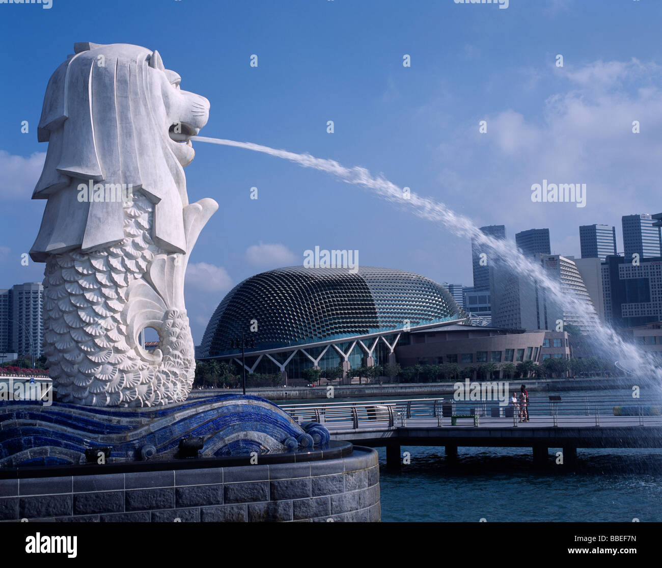 Singapur Süd-Ost-Asien Merlion Park Wasser Brunnen Löwenstatue mit neuen Esplanade Konzertsaal hinter. Stockfoto