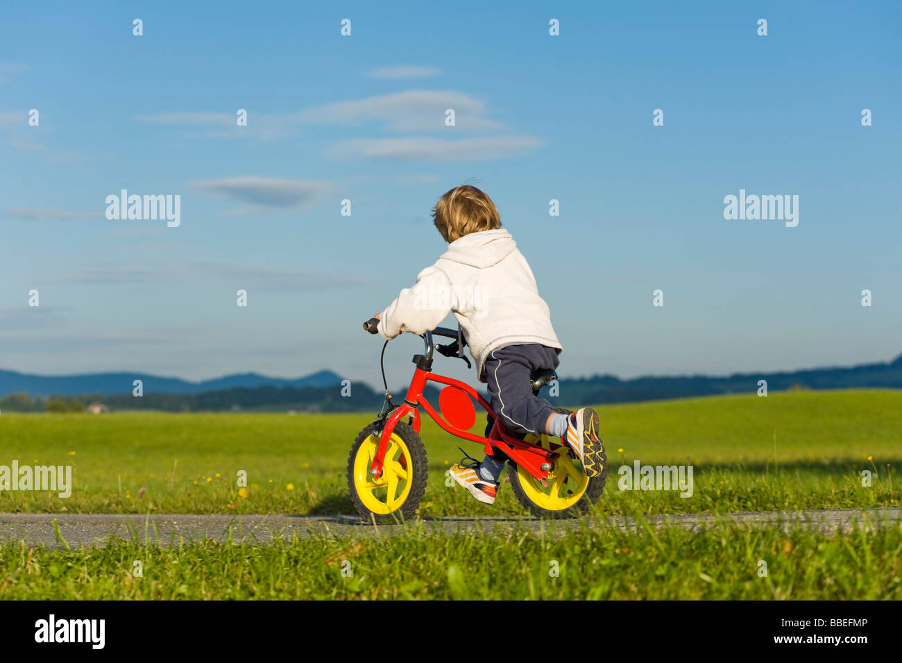 Little Boy Riding His Bike, Hof Bei Salzburg, Salzburger Land, Österreich Stockfoto