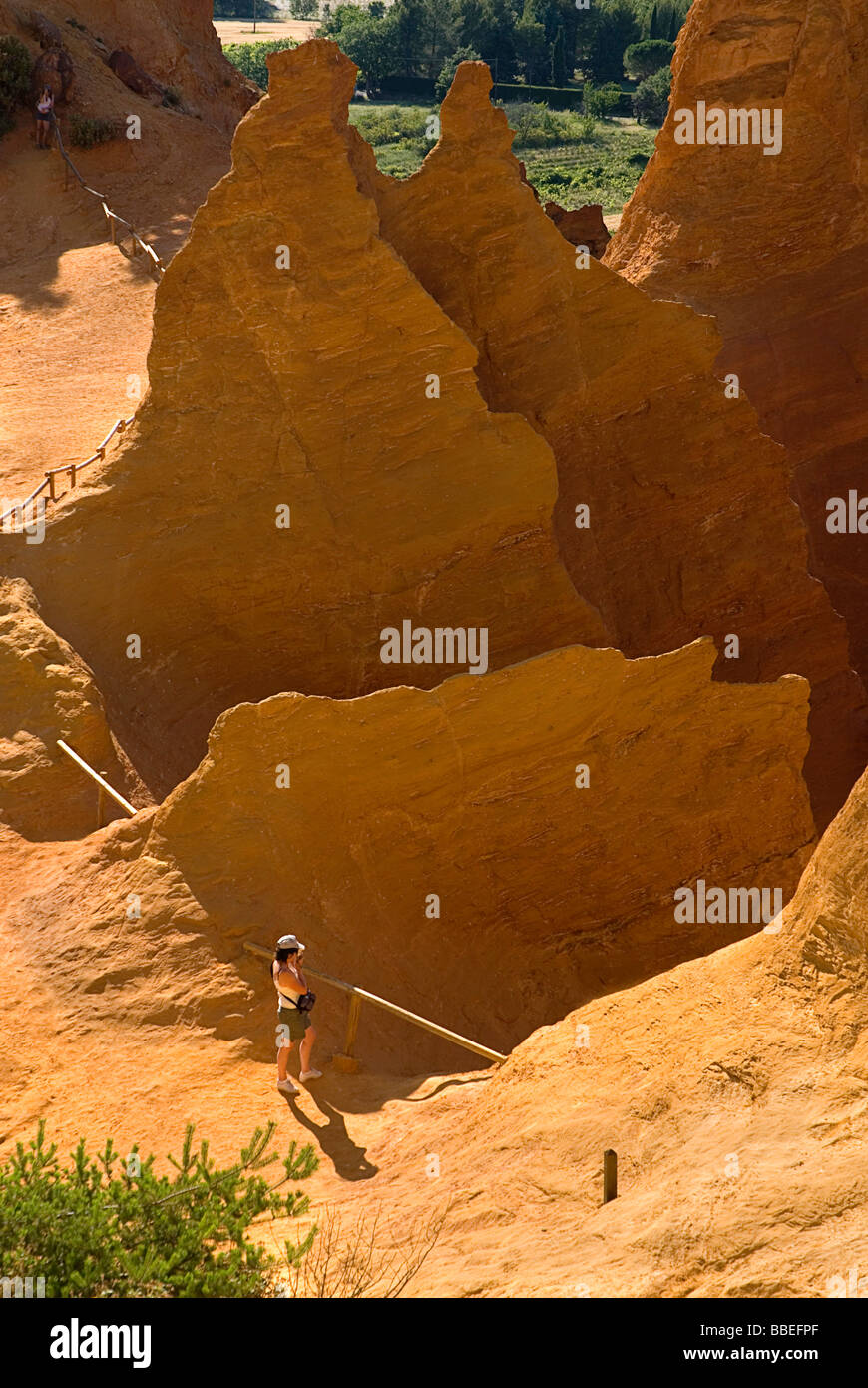 Frankreich, Provence-Alpes-Cote d ' Azur, Vaucluse, Colorado Provencal, Kamin de Gebühr oder Feenkamine mit Touristen in Sicht. Stockfoto