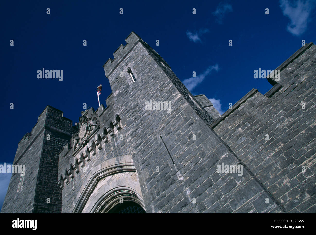 England, West Sussex, Arundel Castle. Abgewinkelten Teil Blick auf das Eingangstor und zinnenbewehrten Türmen. Stockfoto